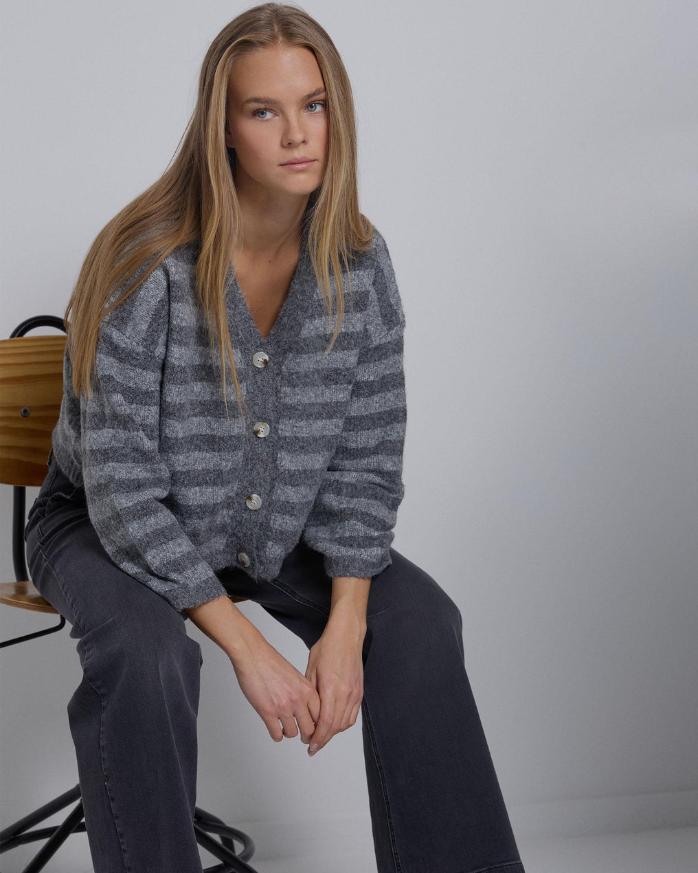 Casaco de malha cinza às riscas com decote em V