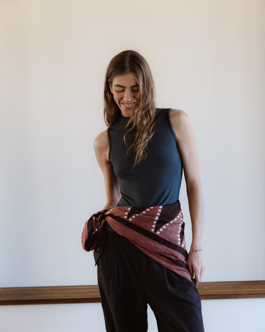 Camiseta Sin Mangas Cuello Subido Antracita