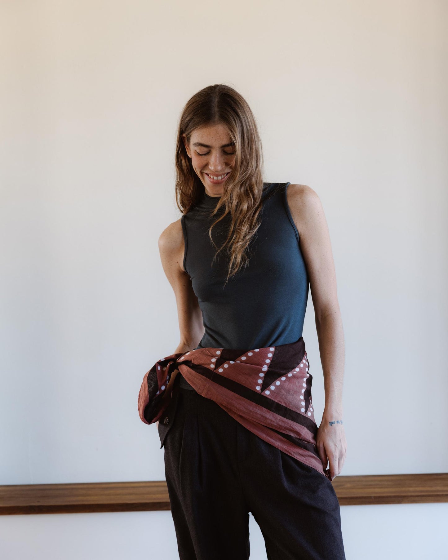 Camiseta Sin Mangas Cuello Subido Antracita