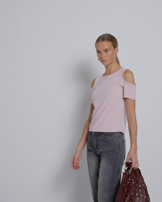 Camiseta rosa com abertura no ombro e tachas