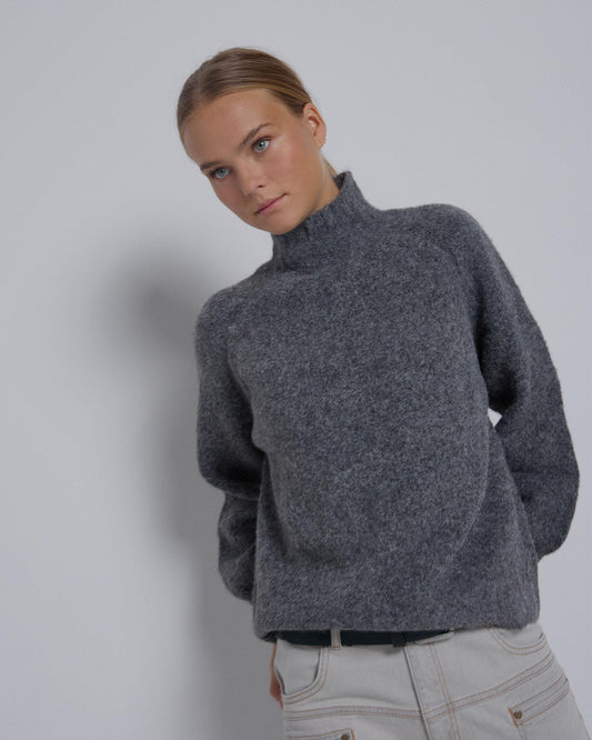 Camisola de malha cinzenta com gola alta