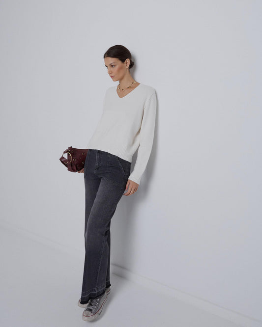 Camisola branca com decote em V