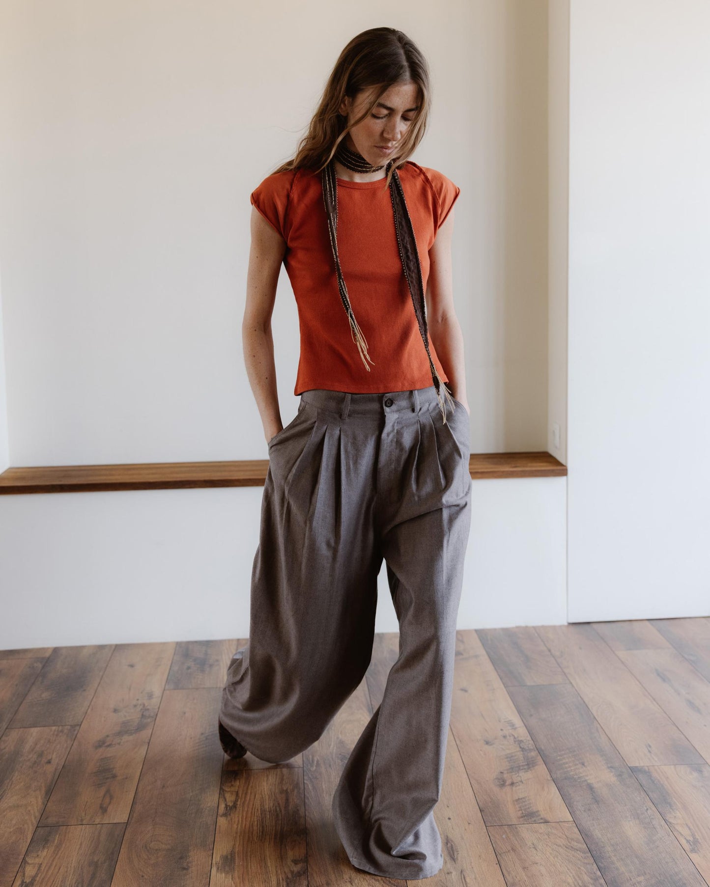 Pantalón Espiga Pinzas Delanteras Taupe