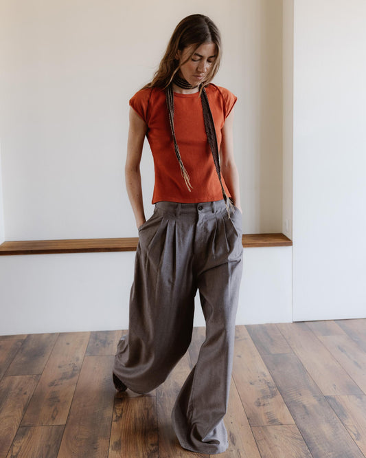 Pantalón Espiga Pinzas Delanteras Taupe