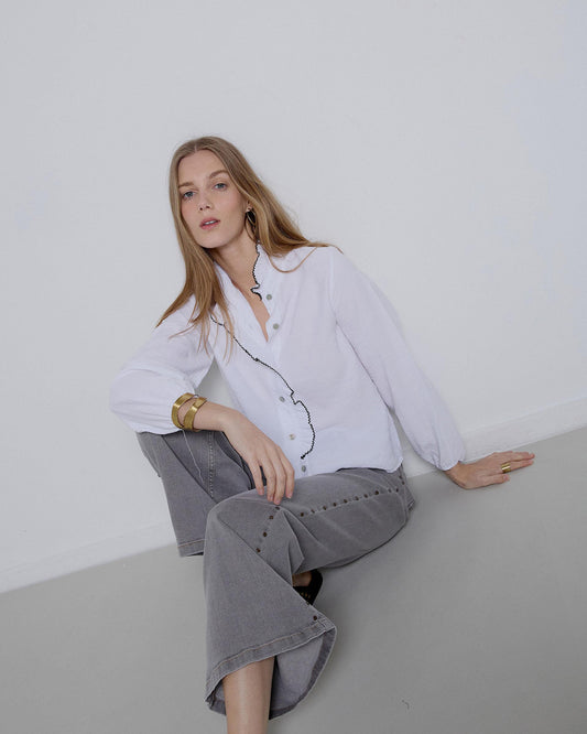 Blusa branca com babados contrastantes