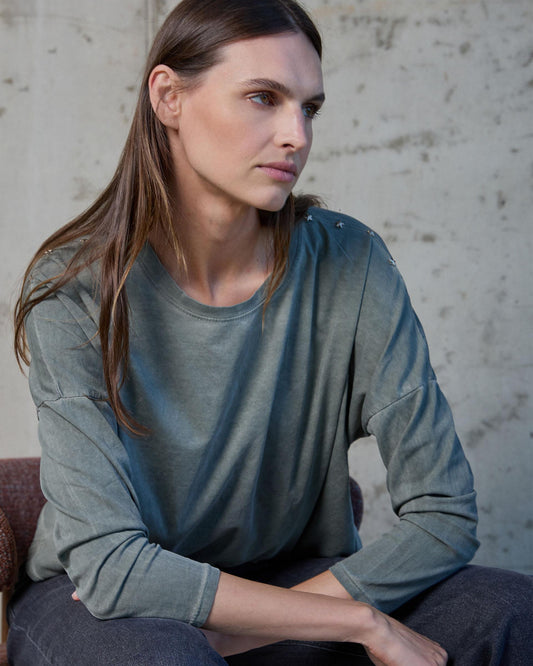 Camiseta Tachuelas Estrellas Hombros Verde Oscuro