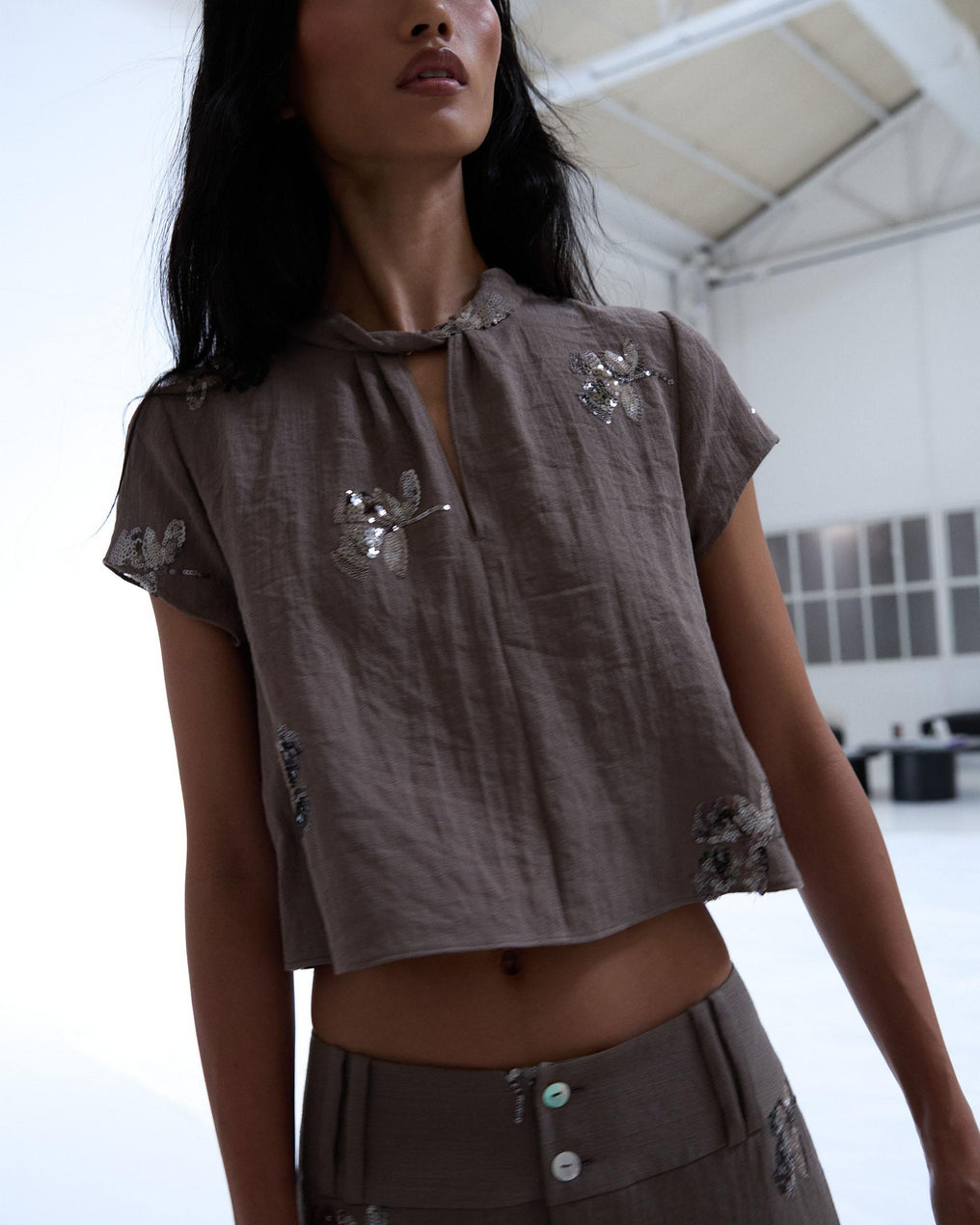 Top Taupe à Sequins et Ouverture