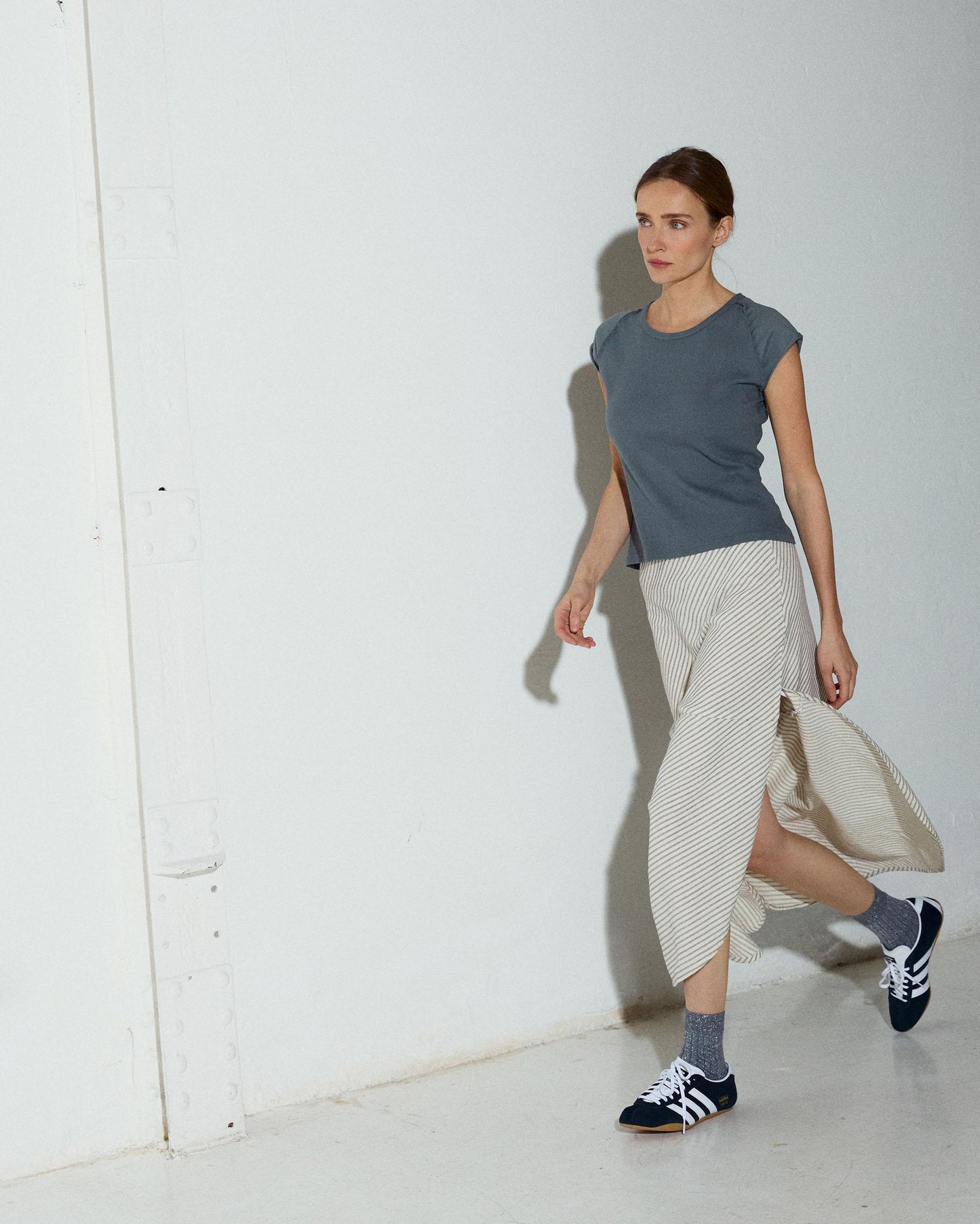 Saia branca com estampado de riscas diagonais