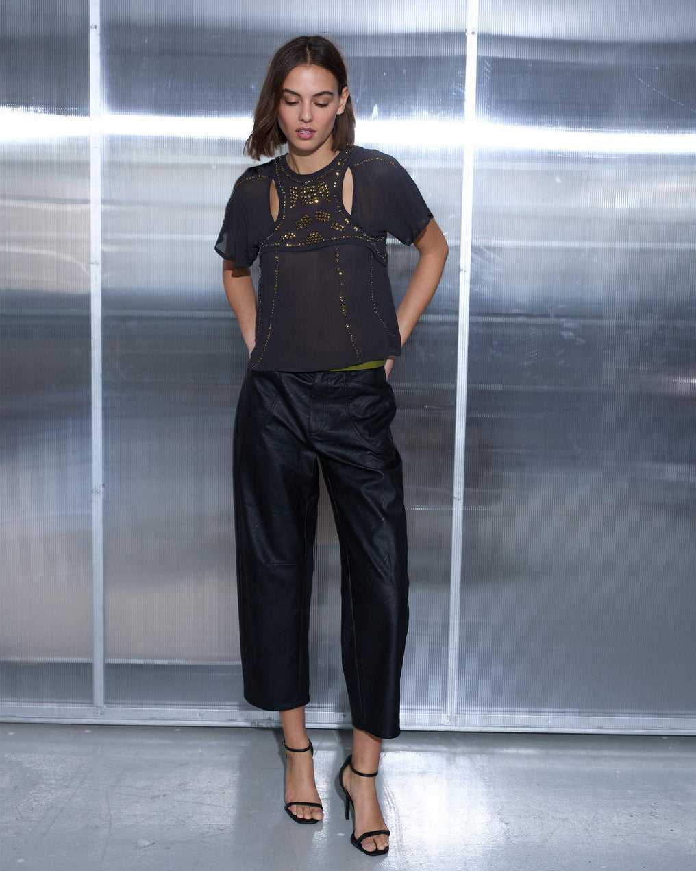 Top com abertura de lantejoulas antracite