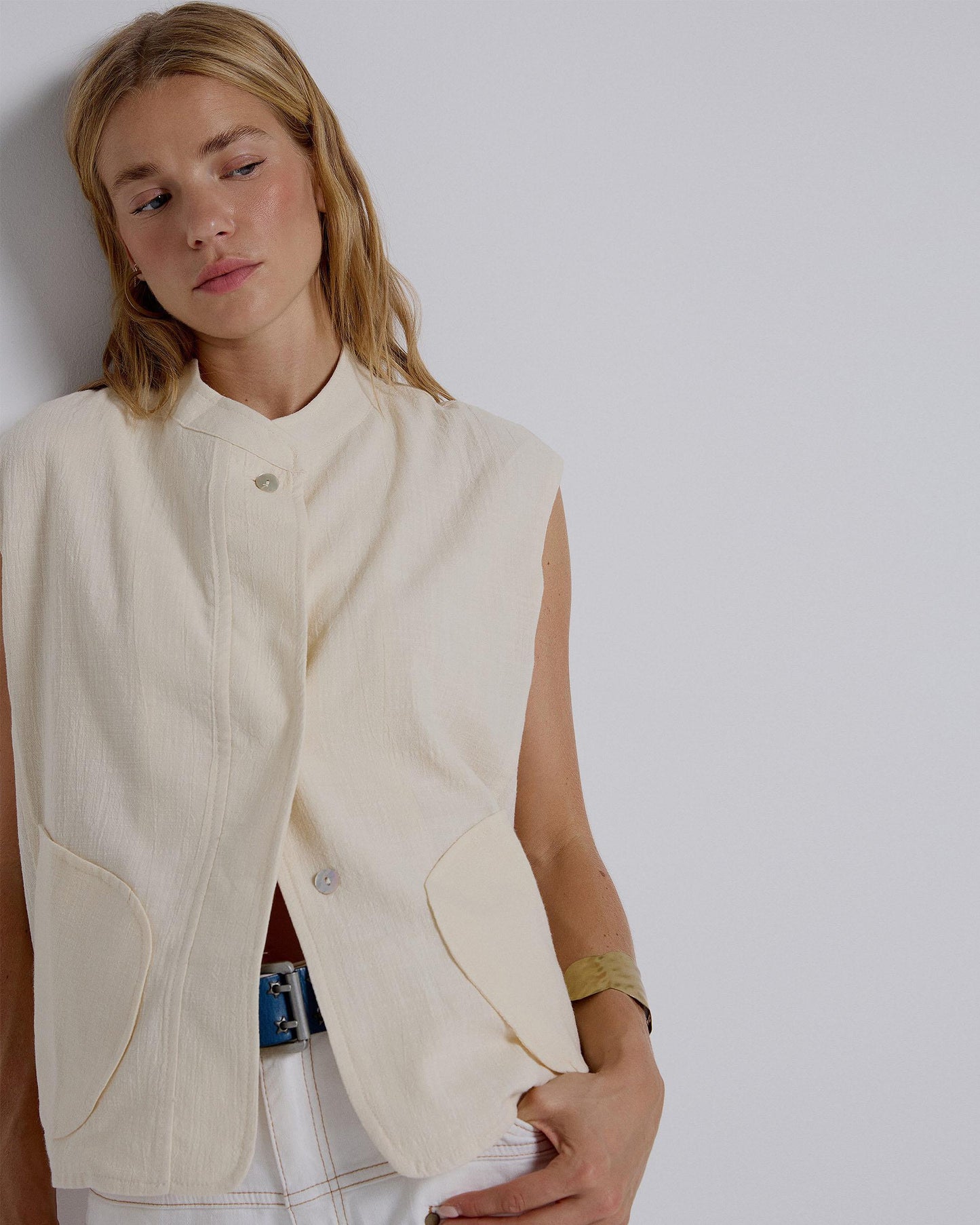 Colete com bolsos frontais cru