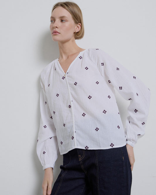 Blusa branca bordada com flores
