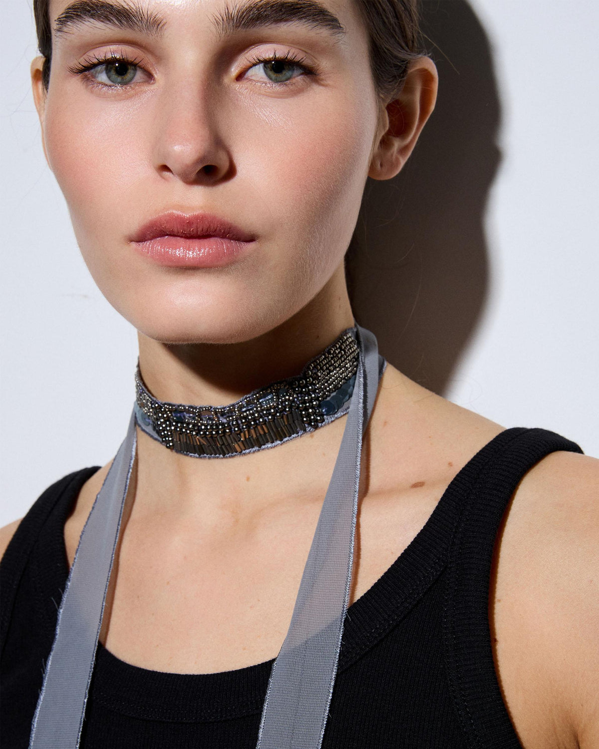 Collar Organza Apliques Lentejuelas Gris