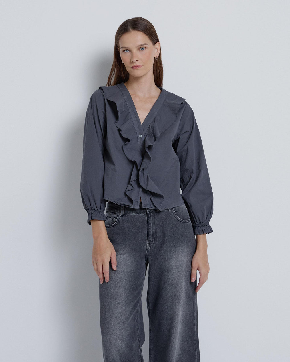 Blusa Cuello V Volantes Antracita