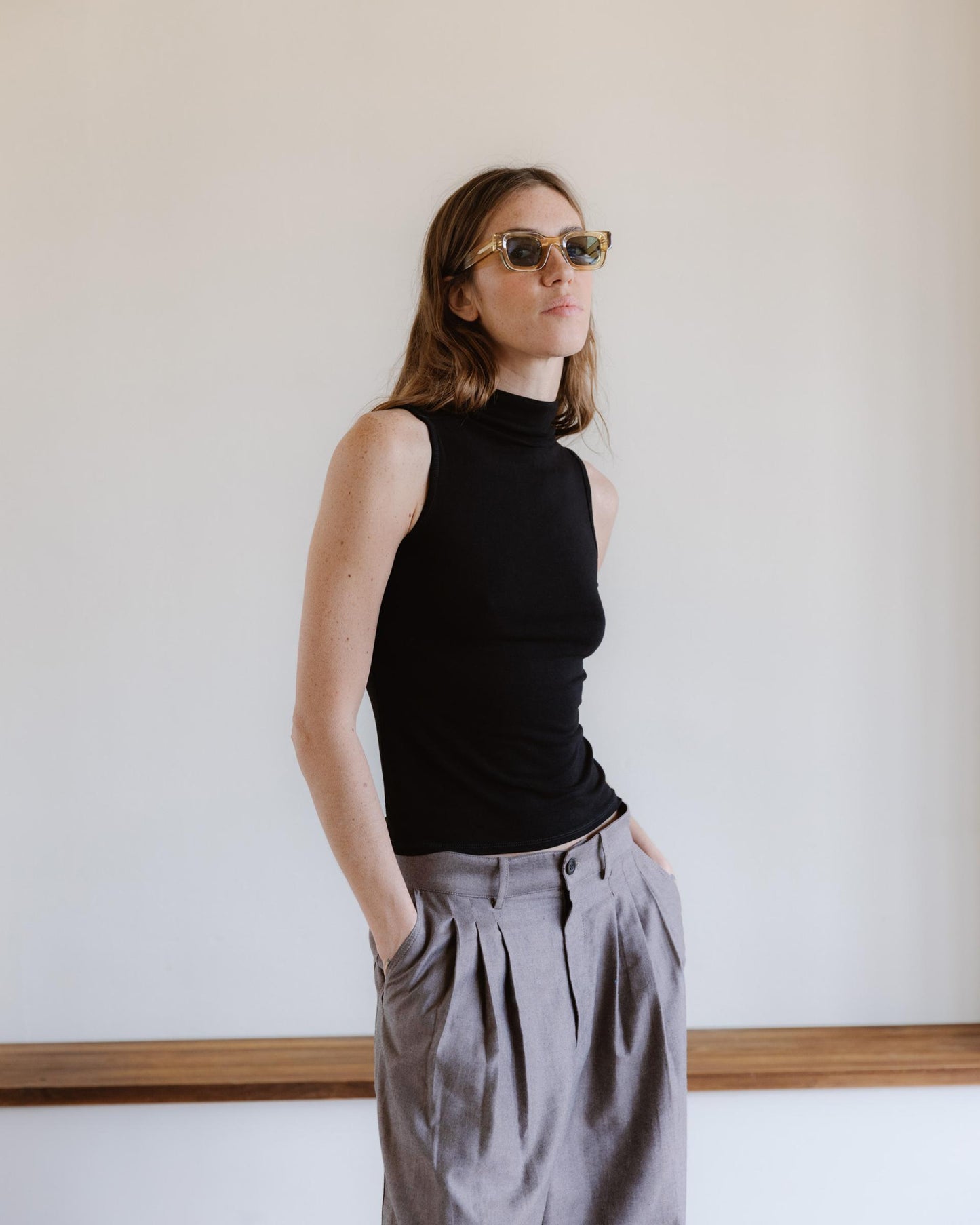 Camiseta Sin Mangas Cuello Subido Negro