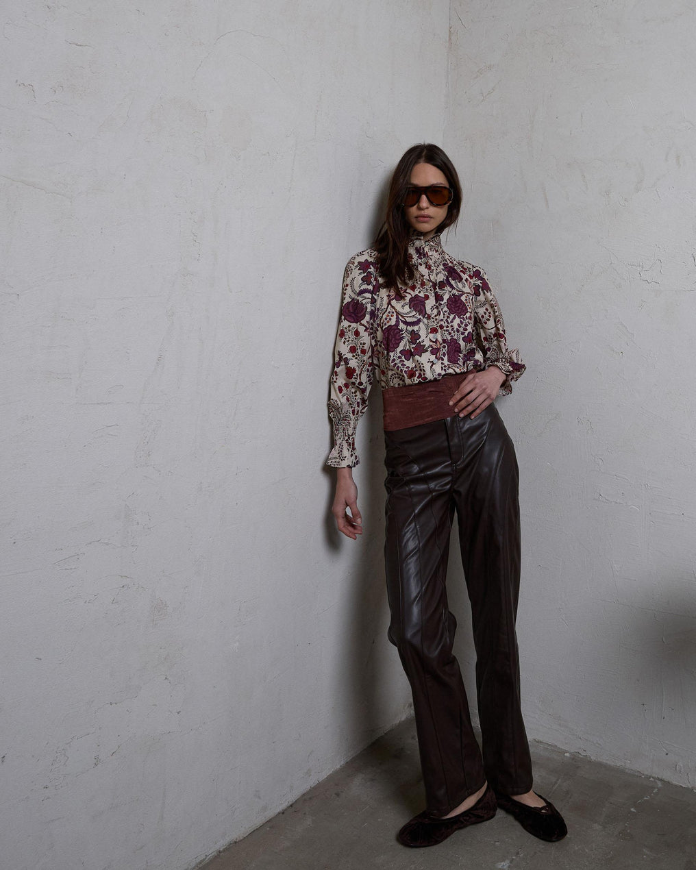 Pantalón Efecto Piel Costuras Marrón