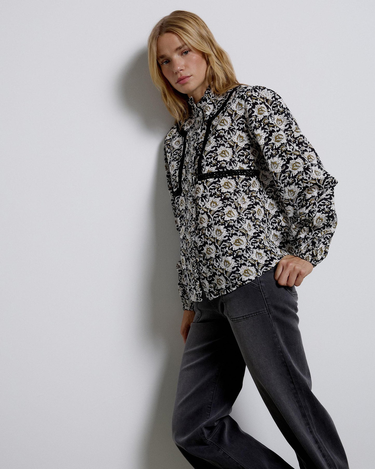 Blusa preta com jugo de renda estampada