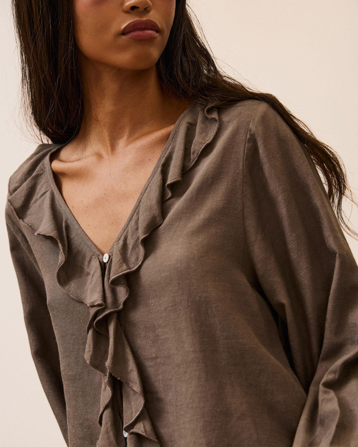 Blusa Escote Pico Volantes Marrón