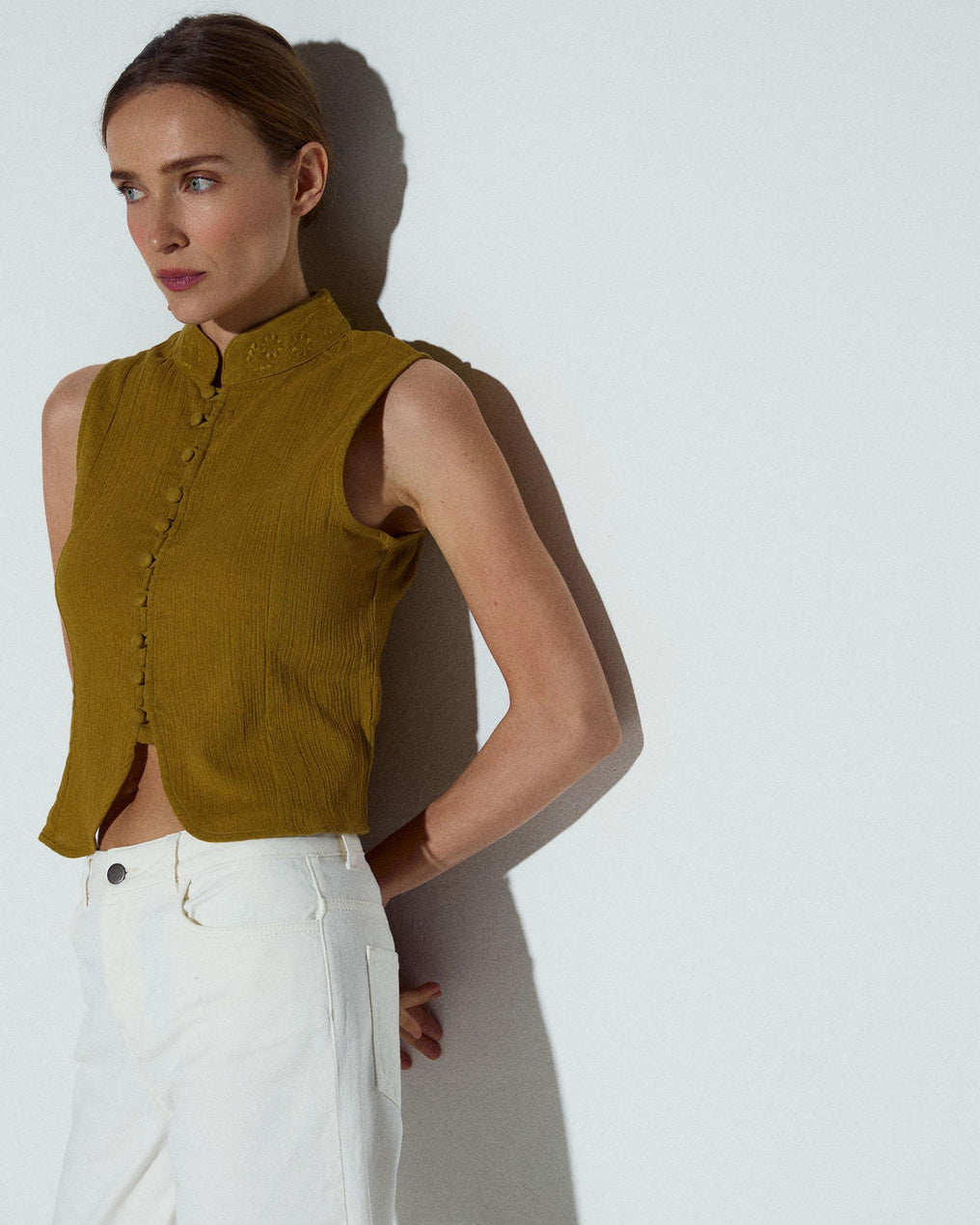 Top Cuello Mao Bordados Mostaza