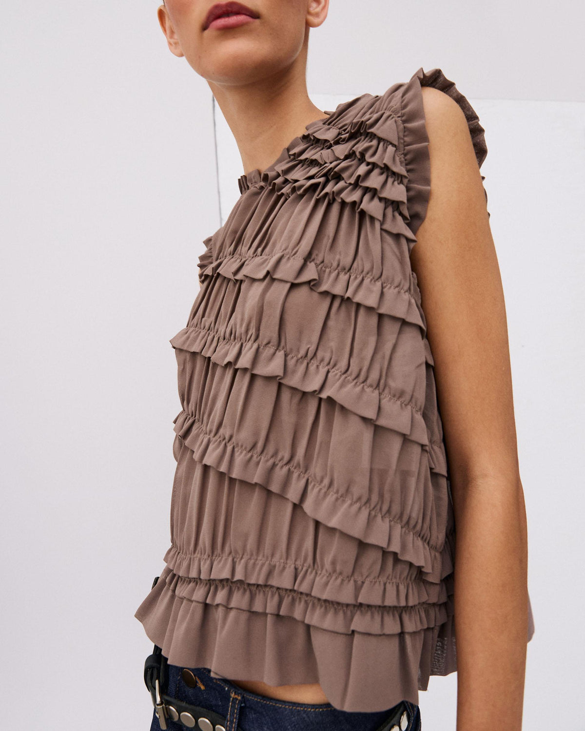 Top Taupe sans Manches à Volants Diagonaux