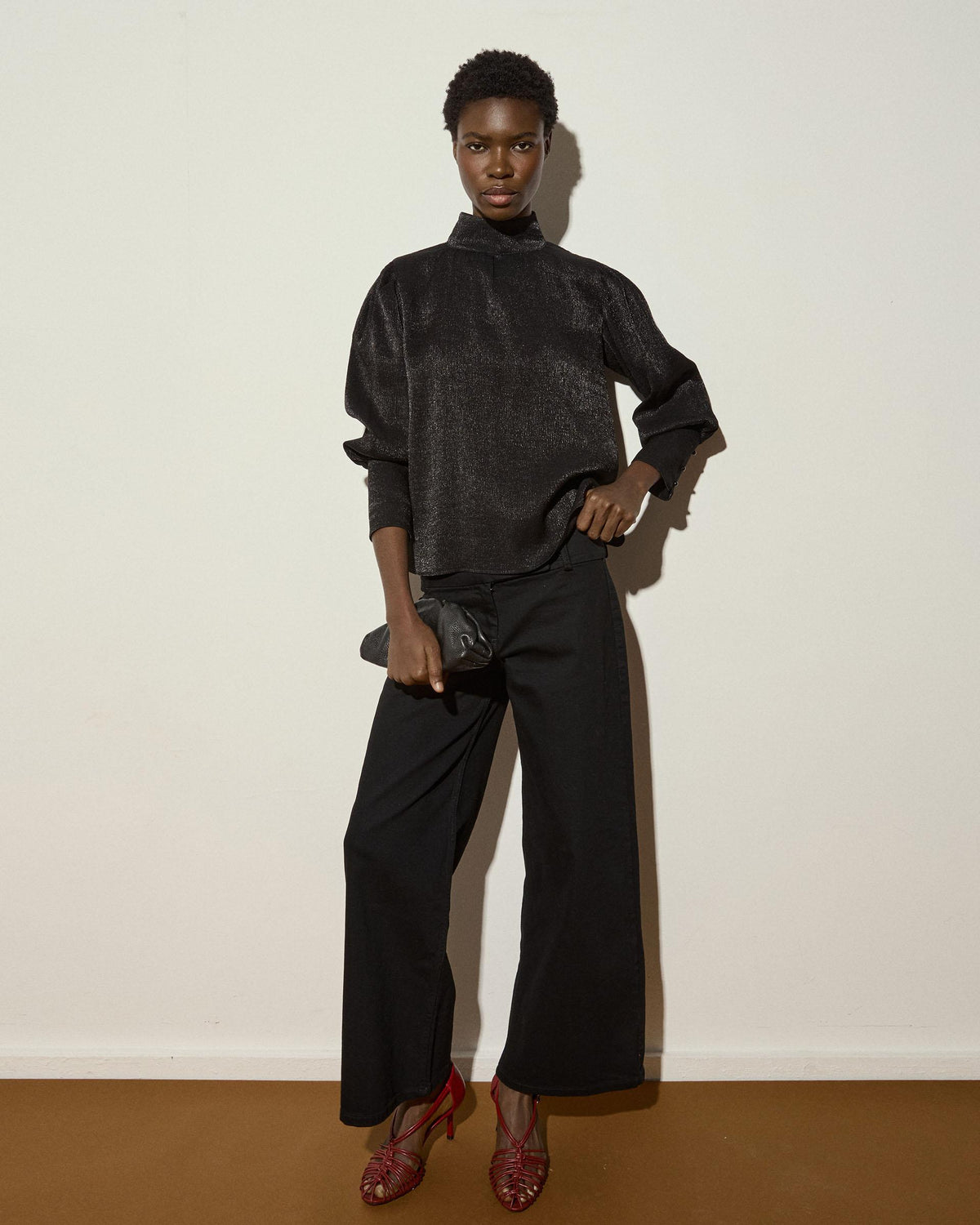 Blusa Cuello Alto Brillo Negro