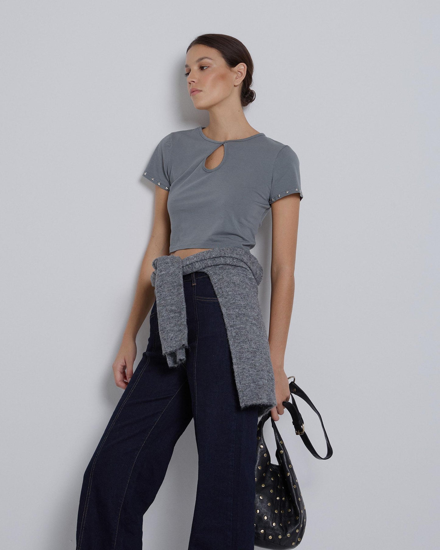 Camiseta antracite com decote em lágrima e cravejado de estrelas