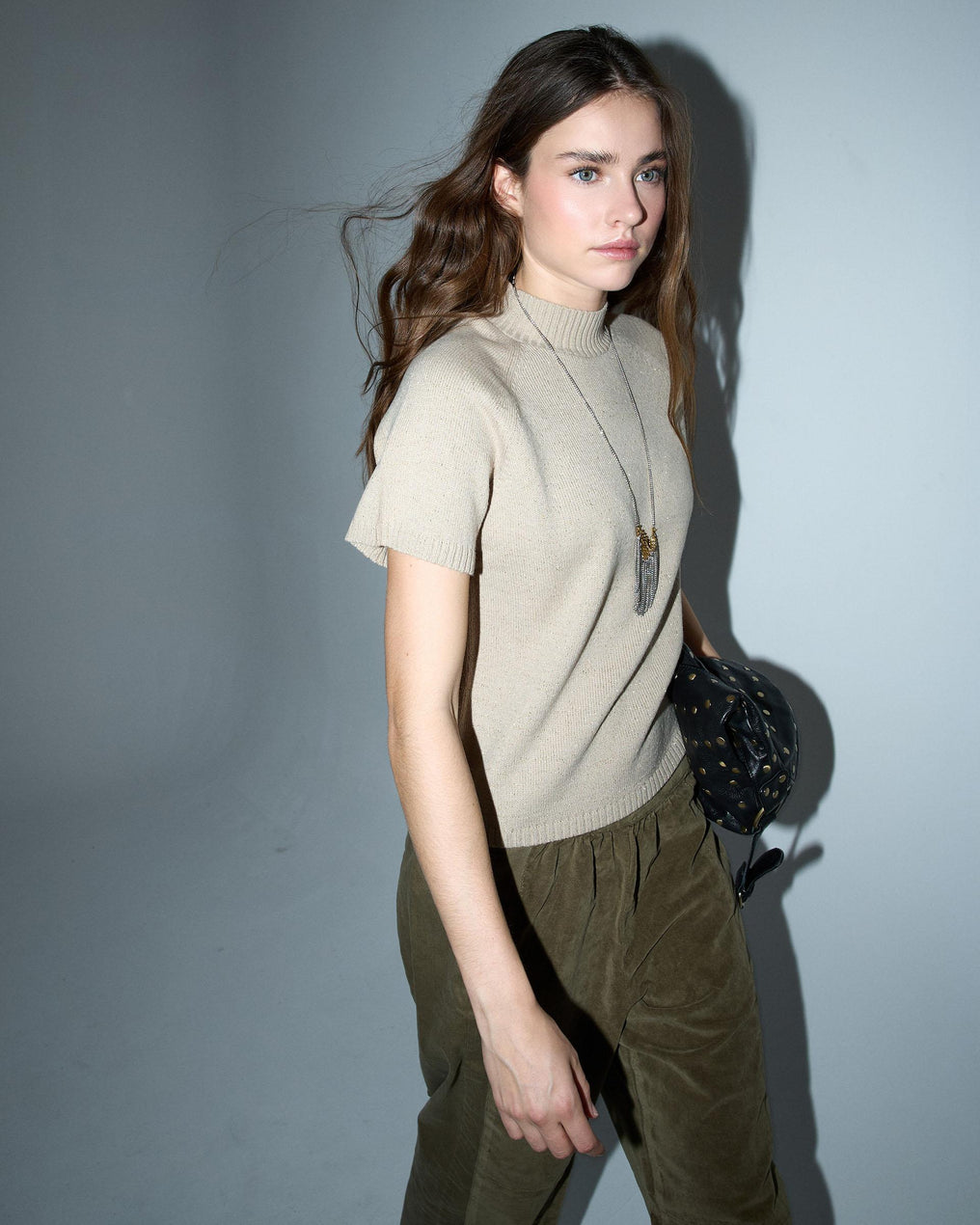 Blusa de malha dourada de manga curta