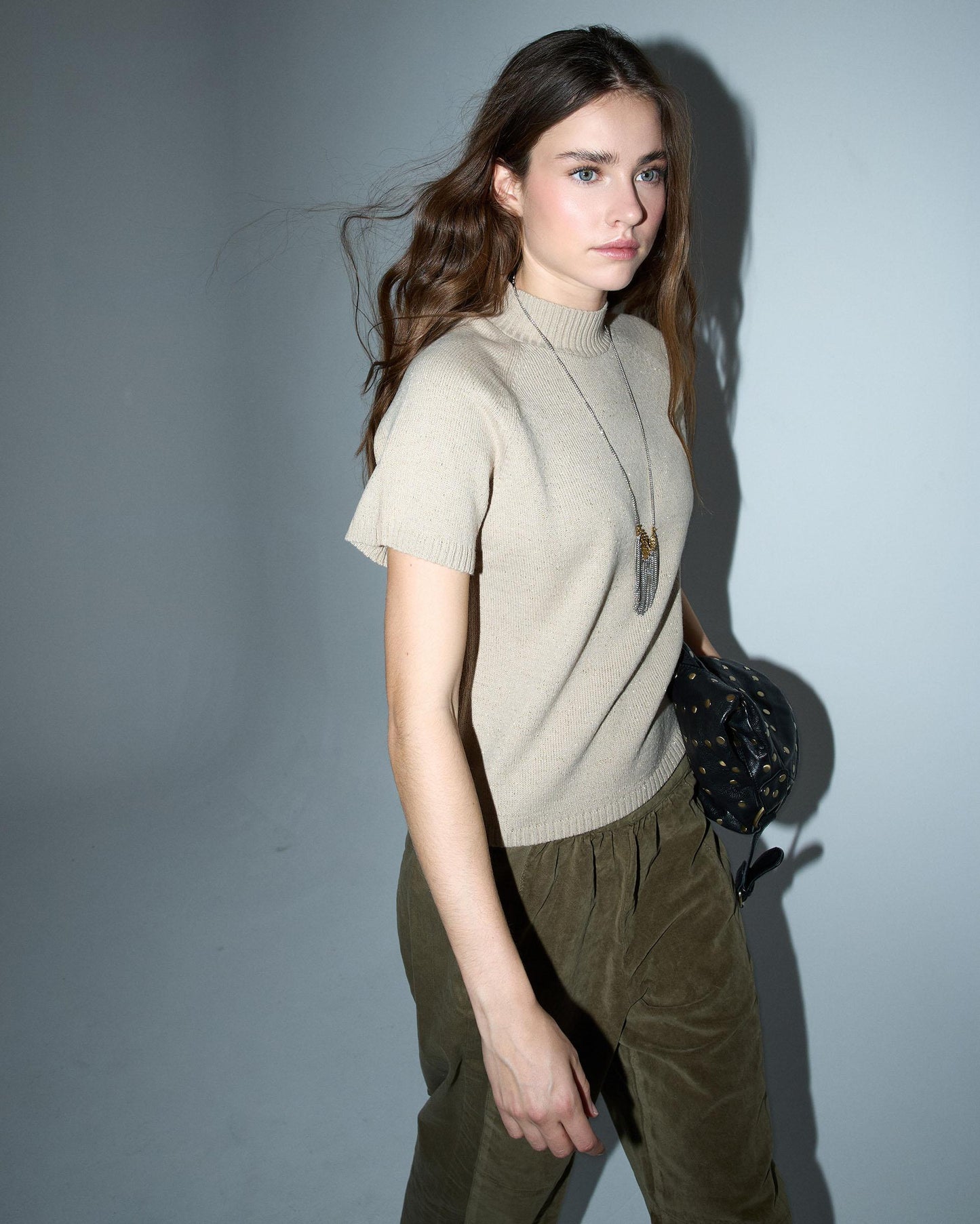 Blusa de malha dourada de manga curta