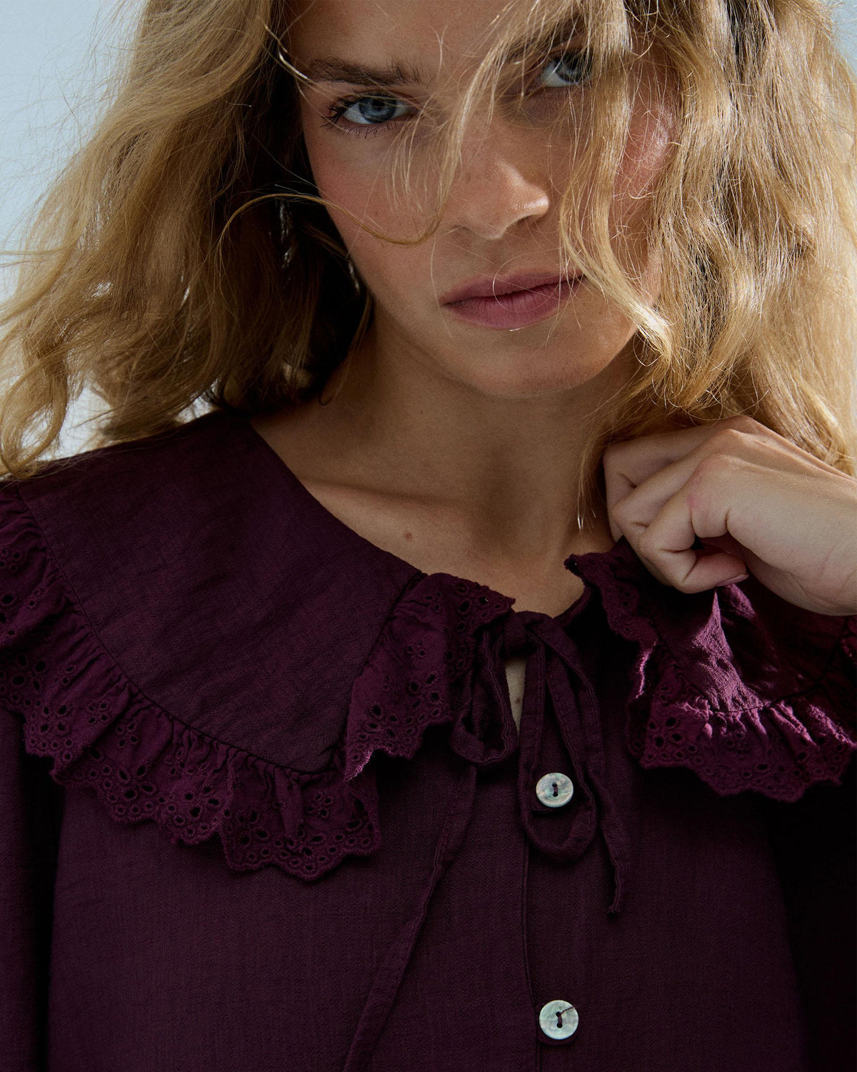 Blusa Cuello Babero Puntilla Granate