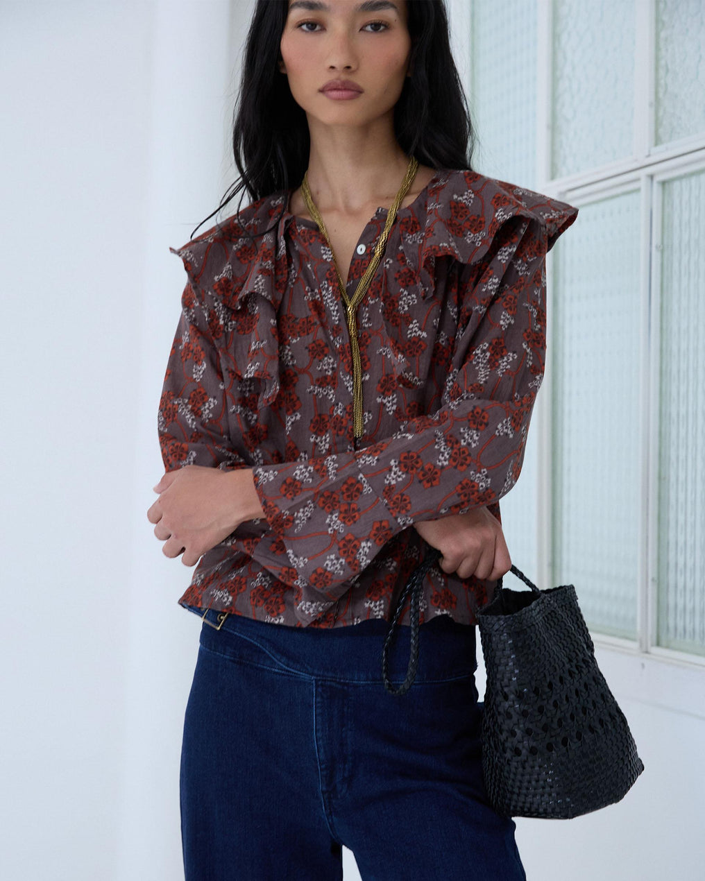 Blusa Volantes Assimétricos Padrão Floral Castanho