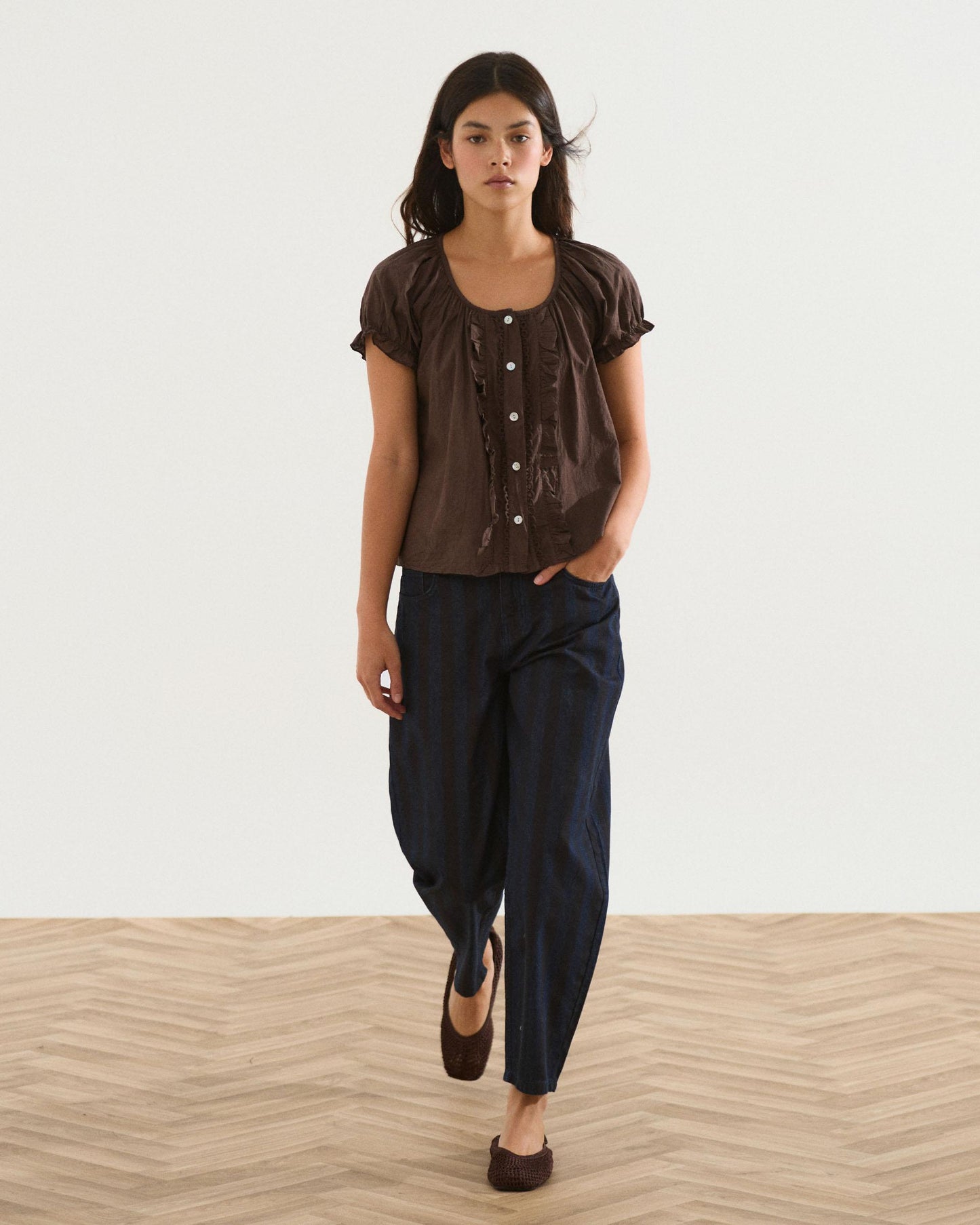 Blusa Botones Volantes Ondas Marrón