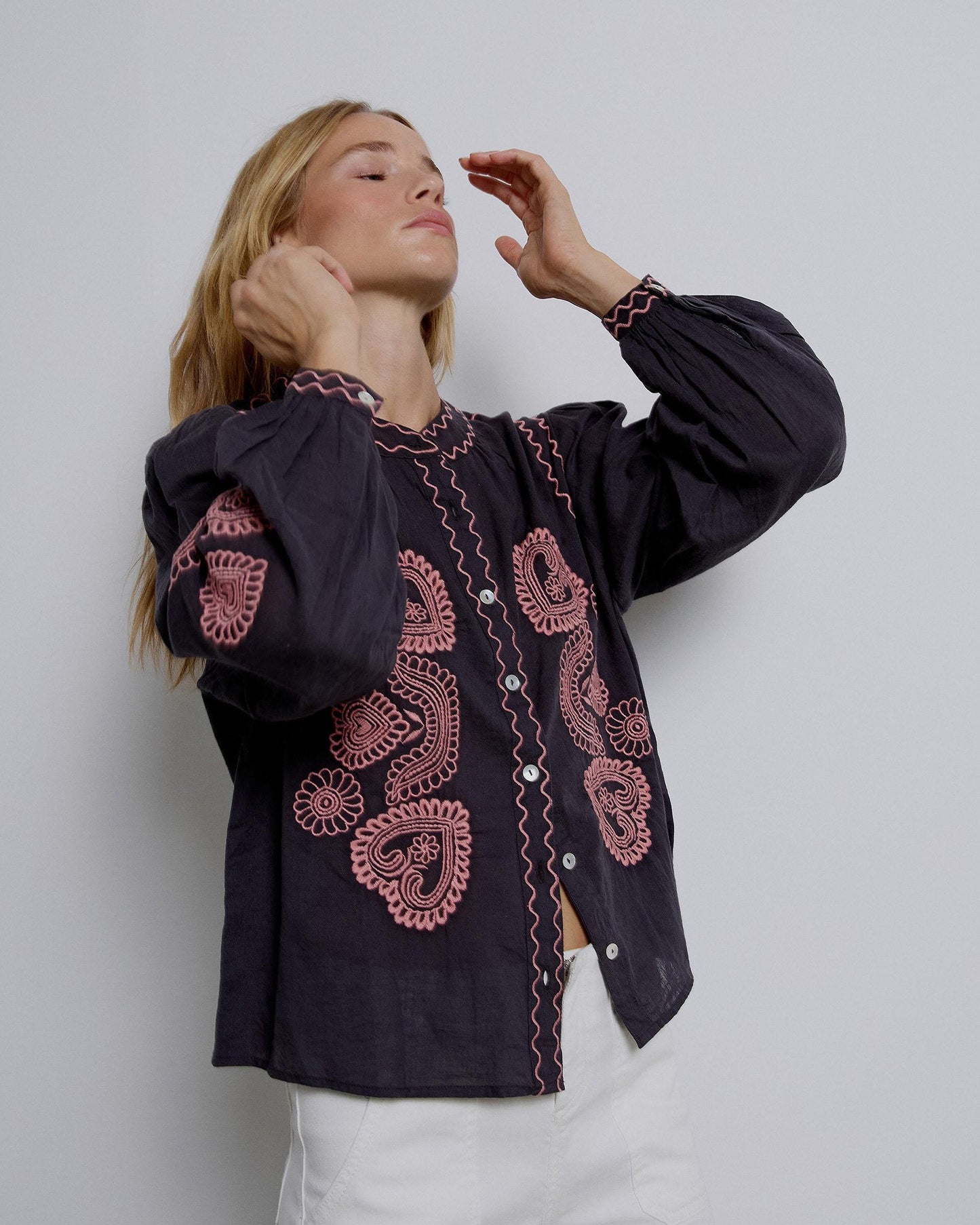 Blusa Bordados Delanteros Antracita