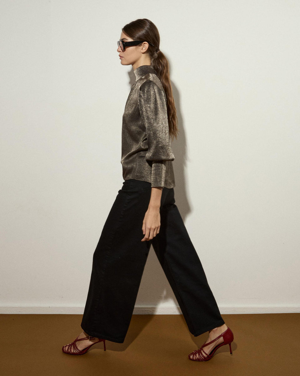 Blusa Cuello Alto Brillo Marrón