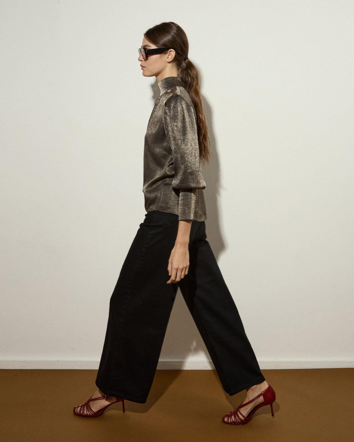 Blusa Cuello Alto Brillo Marrón