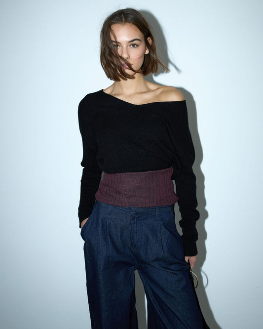 Camisola preta assimétrica com decote em V baixo