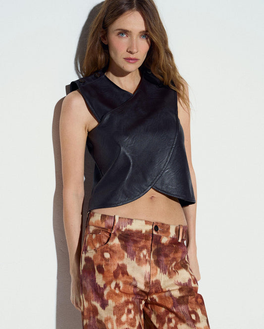 Top trespassado em couro sintético castanho