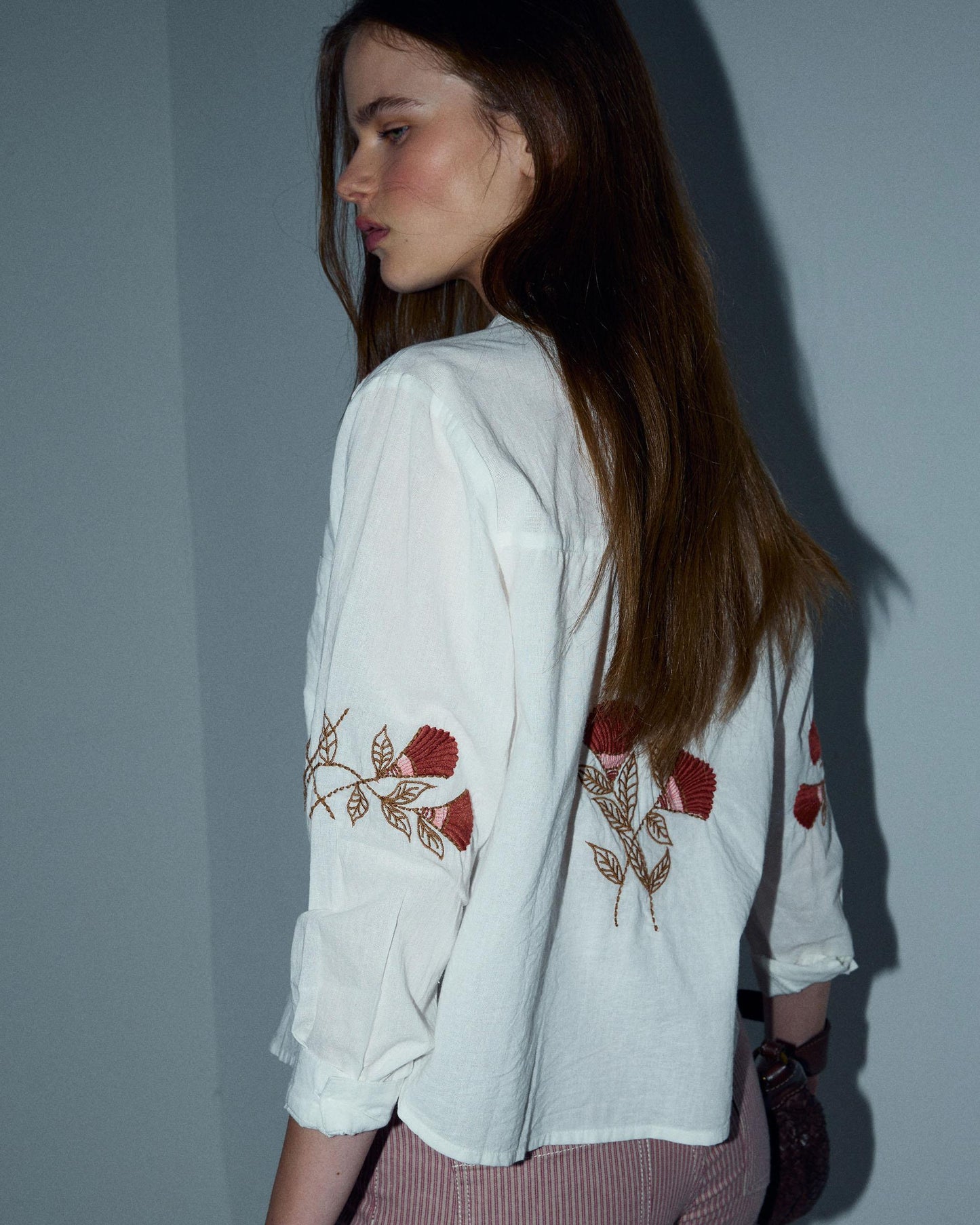 Camisa Bordados Florales Bolsillos Blanca