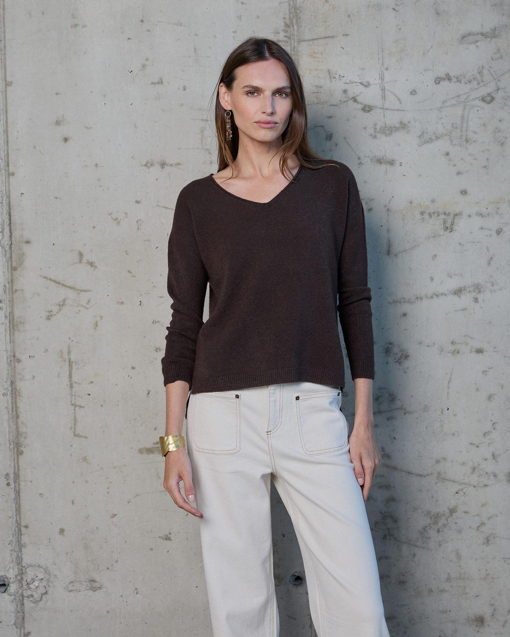 Jersey Cuello Pico Bajo Asimétrico Marrón