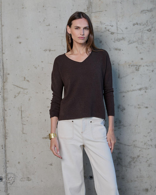 Camisola castanha assimétrica com decote em V baixo
