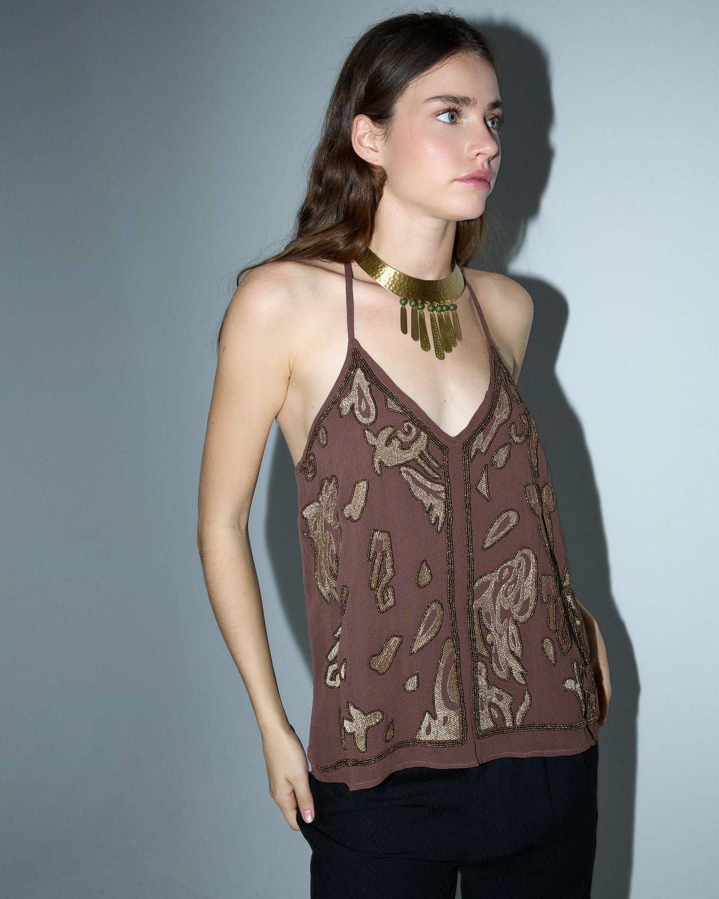 Top Espalda Cruzada Bordados Abalorios Marrón