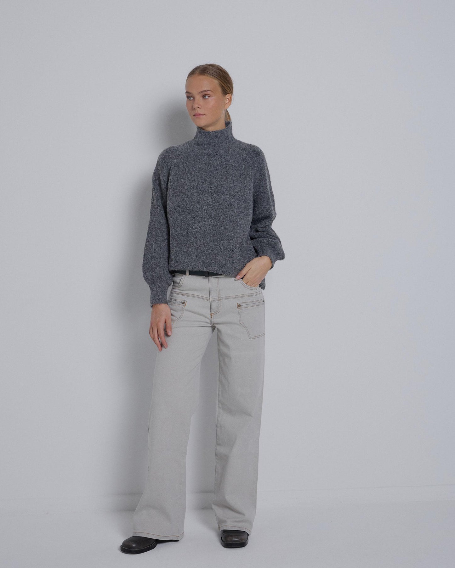 Contrast Stitching Jeans in Grey