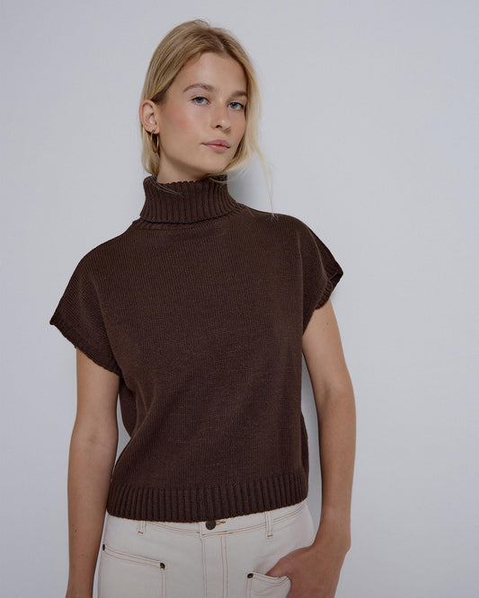 Colete Gola Alta Castanho