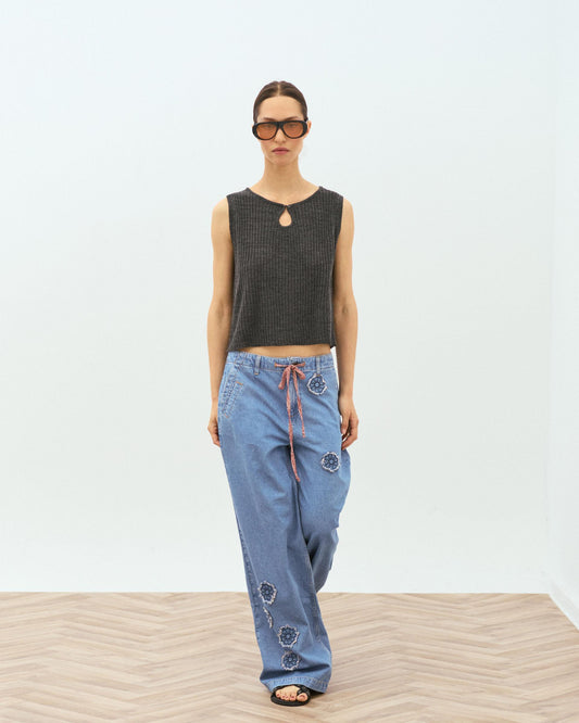 Blusa de malha sem mangas com decote em gota na cor antracite.