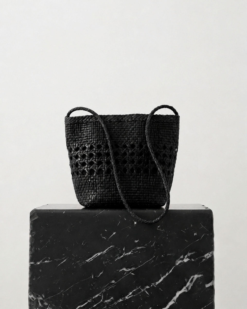 Mala Bucket Pele Entrançada Preto