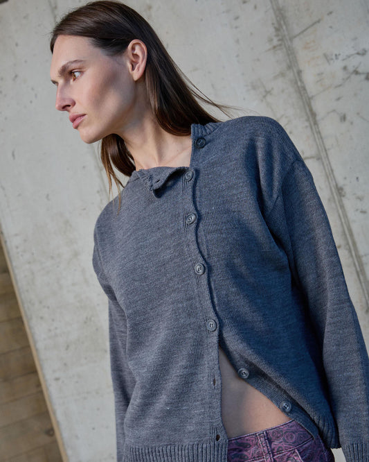 Casaco cinza com botões laterais