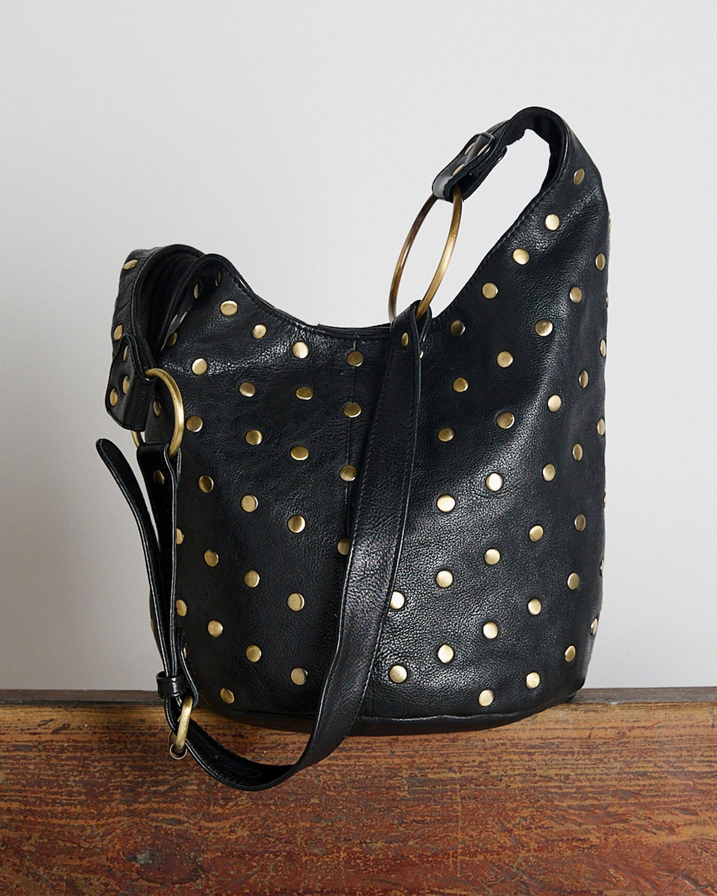 Bolsa balde de couro cravejado preto