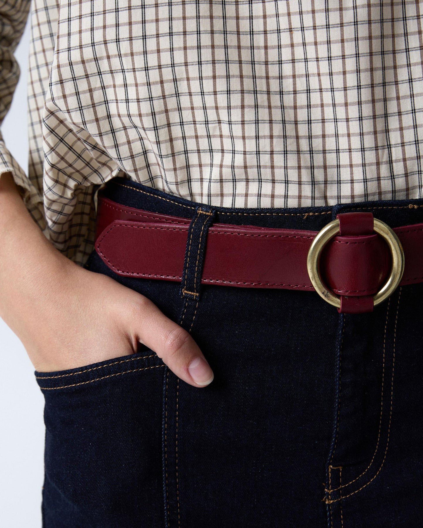 Cinto em pele com fivela redonda granada