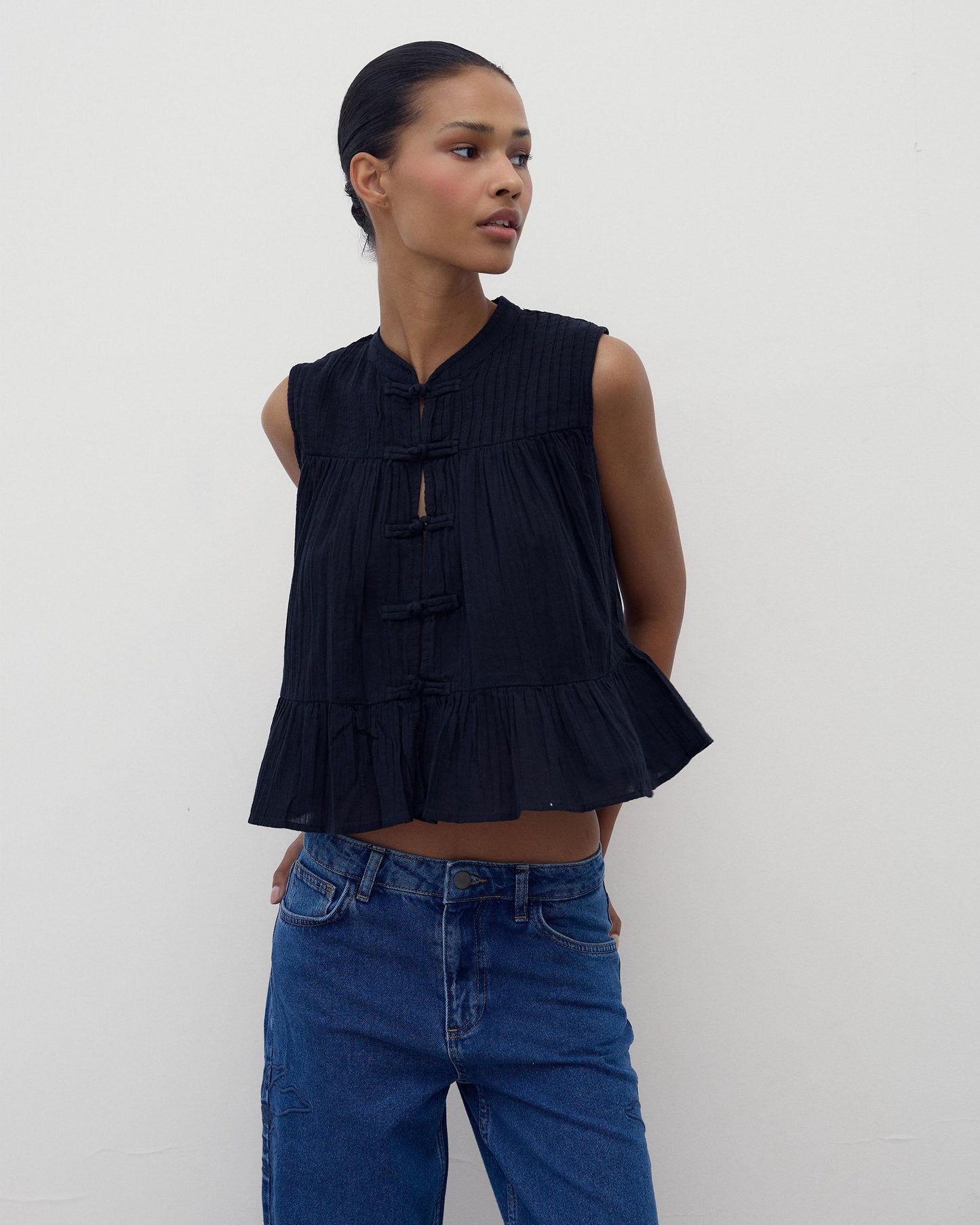 Blusa Sin Mangas Alamares Negro