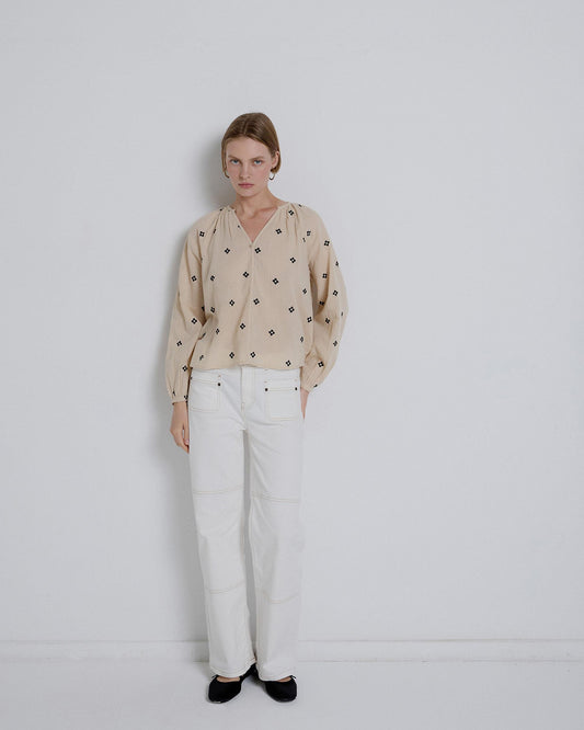 Blusa bordada com flores cruas