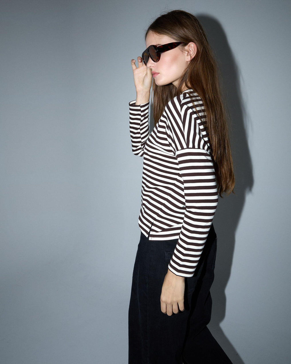 T-shirt listrada branca