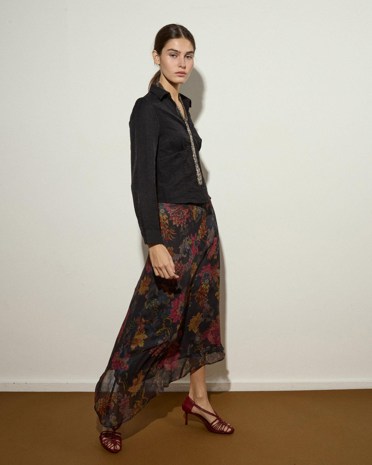 Falda Bajo Asimétrico Estampado Floral Negro